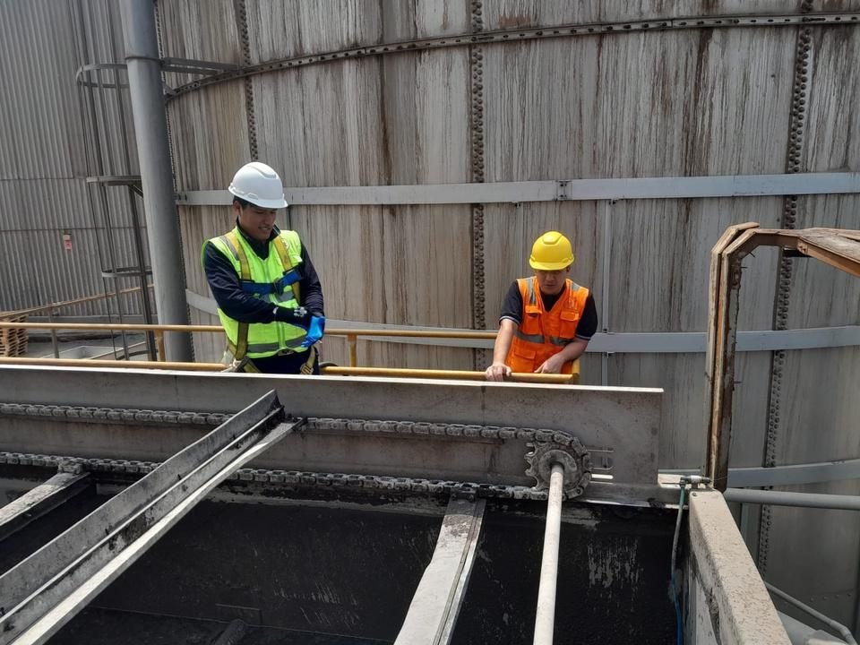 Mantenimiento de cadenas y barredores de lodo - Planta Atica